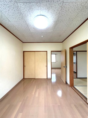 【寝室】 | グリーンバレー王禅寺C | 南向き洋室6帖☆収納スペースがあります♪荷物をたっぷり収納できてお部屋がすっきり片付きます☆