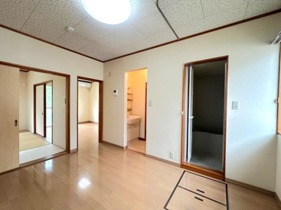 【居間・リビング】 | グリーンバレー王禅寺C | ダイニングキッチン6帖☆窓側からの眺めです！椅子とテーブルを囲んで家族団欒の時間を過ごせます♪便利な床下収納を完備◎