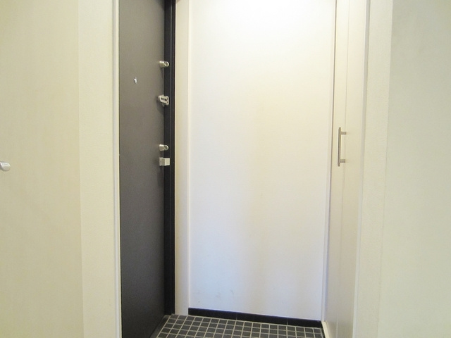 LA.東十条の玄関|玄関収納もあります