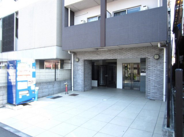 LA.東十条のエントランス|エントランスです。自販機があるのは便利！