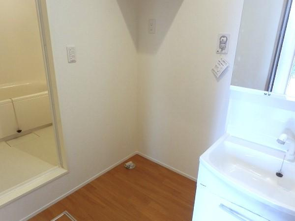 エルメゾン・エイザ　Ｃ棟の洗面所|明るい洗面所です