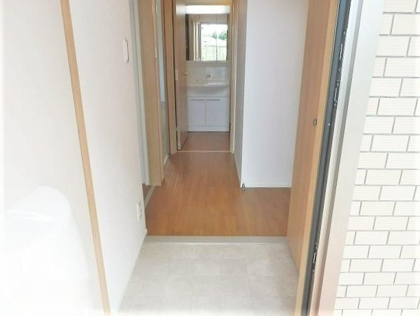 エルメゾン・エイザ　Ａ棟の玄関|収納もある玄関です