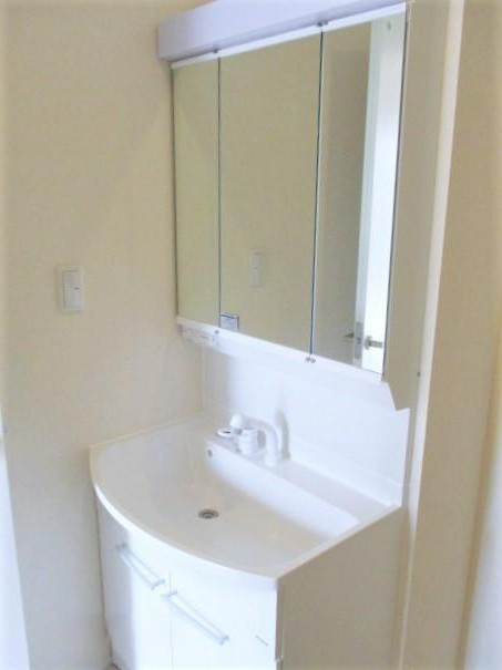 エルメゾン・エイザ　Ａ棟の独立洗面台|ゆったりとスペースのある洗面所