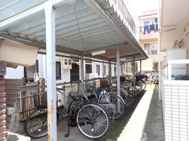 屋根付きの駐輪場。