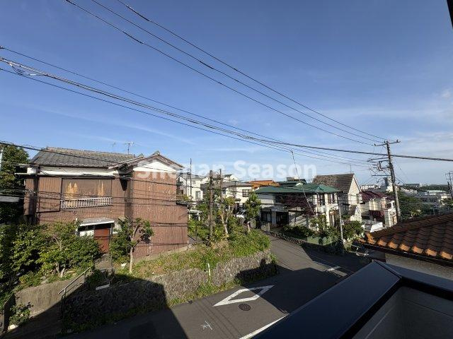 【バルコニー】 | バルコニーからは穏やかな環境が広がり、ホッと一息つけそうですね♪
