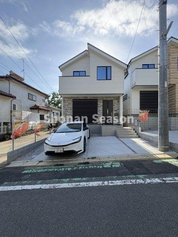 【前面道路含む現地写真】 | 東向き道路幅6.06ｍに接道◎
並列駐車可能なので、複数台所有でも安心ですよ♪