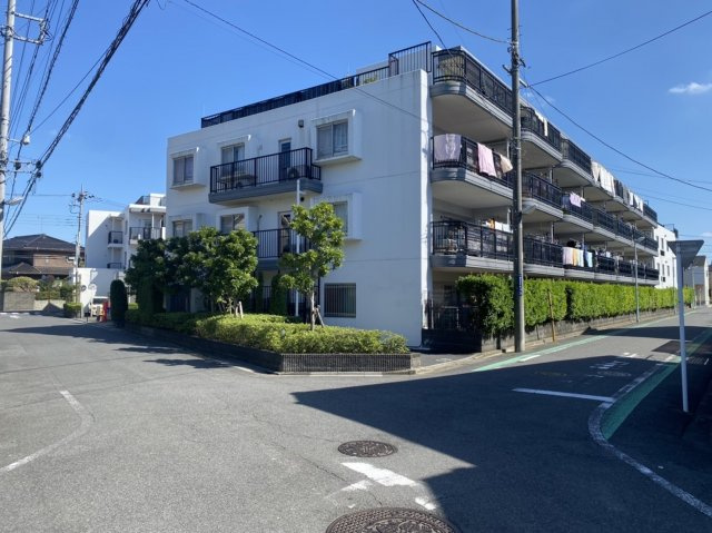 ダイアパレスホワイトテラス・グランディア水元公園の外観|平成14年築。ペットの飼育可能マンション。