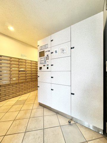 ダイアパレスホワイトテラス・グランディア水元公園の設備|【宅配ボックス】在宅時・不在時に関わらず、居住者の代わりに非対面で宅配物を受け取ってくれる便利な設備です。わかりやすくご説明致しますので見学時にはお部屋だけではなく共用部分もぜひチェックしてください。