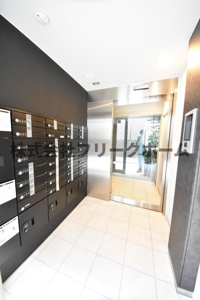 武蔵野市中町２丁目の賃貸マンションのエントランス