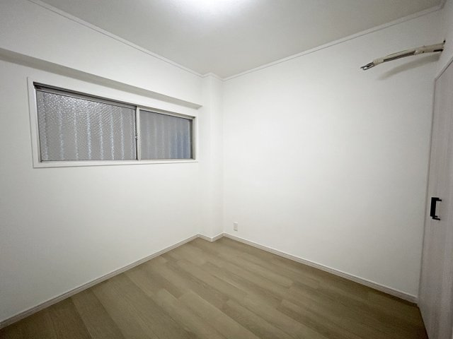 【Re Dream】山科ハイツの洋室|窓付きのお部屋です！換気ができるのでウイルス対策もバッチリ♪

室内（2024年6月）撮影