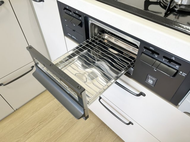 【Re Dream】山科ハイツのキッチン|◆フライパンで焼くことの多い肉料理を代わりにグリルを使えば、油をひく必要もなく、余分な脂も落として焼けるため、フライパンを使った時よりも多く油脂分をカットできます！

室内（2024年6月）撮影