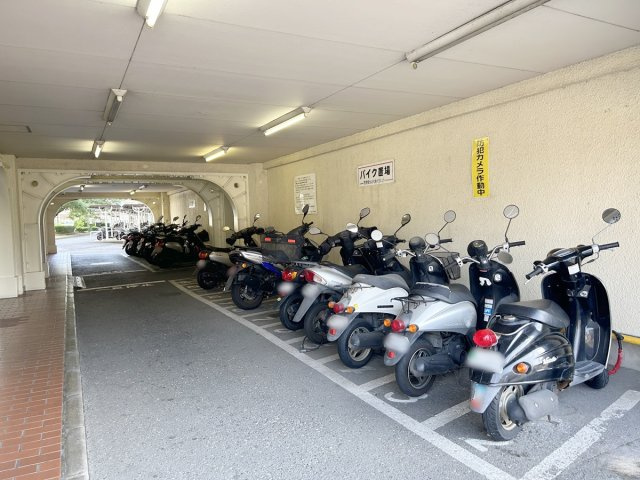 【Re Dream】山科ハイツのその他|屋内型のバイク置き場を完備。雨風の影響を受けにくく、大切な車両を安心して保管できます。

現地（2024年6月）撮影