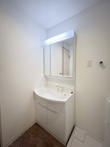 【Re Dream】山科ハイツの独立洗面台|洗面新調！ミラーキャビネットになっているので、スキンケア用品やドライヤーなども見せずに収納できます！

室内（2024年6月）撮影