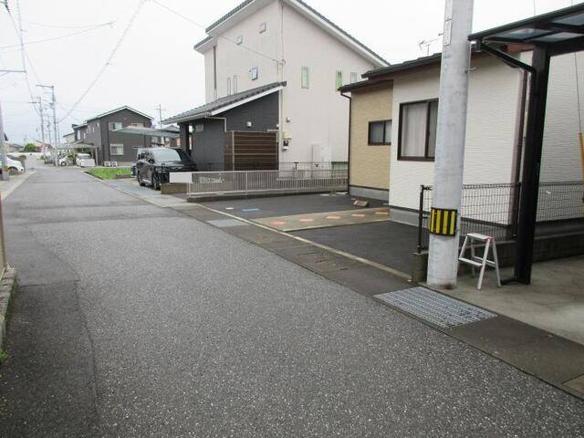香南市野市町西野　中古平屋の前面道路含む現地写真|前面道路も広く駐車もラクラク♪