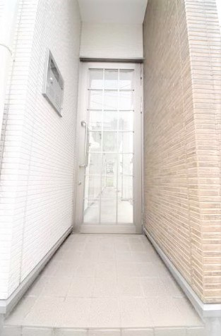 国分寺市内藤１丁目のアパートのエントランス