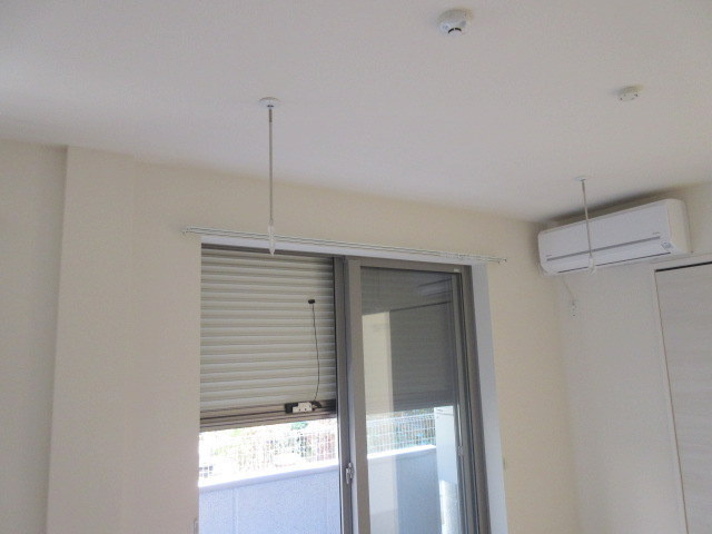 ウイリング目白台のその他|★防犯シャッターに室内物干しフック★