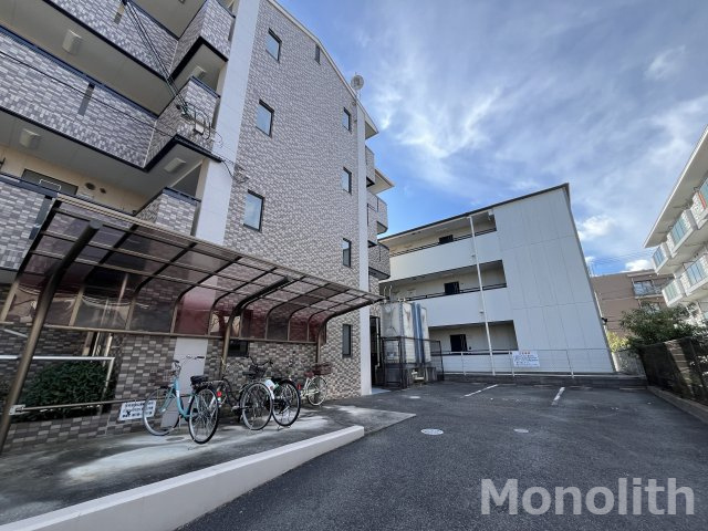 エバーグリーン泉ヶ丘２号館の駐車場