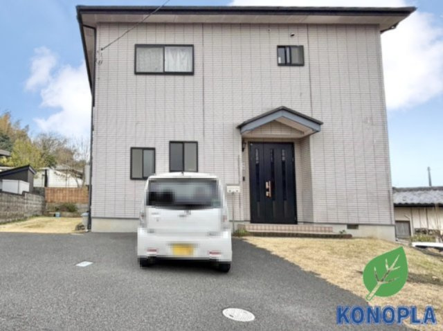 【中古戸建】足利市朝倉町3丁目の外観|■外観｜いまのアパート生活で走り回るお子さんを怒ってしまった経験はありませんか？走り回ることもジャンプすることも子どもの習性です！庭付き一戸建てならお子さまも思いっきり遊べます(^^)