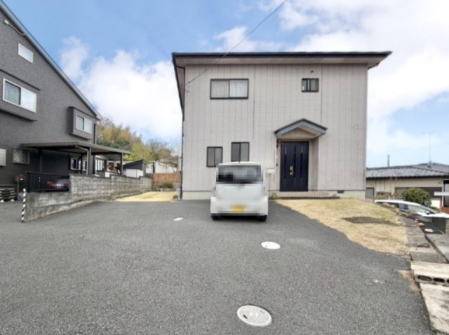 【中古戸建】足利市朝倉町3丁目の外観|■外観｜広々とした駐車スペースで楽々駐車可能！お買い物後もスムーズにお荷物を運べます♪