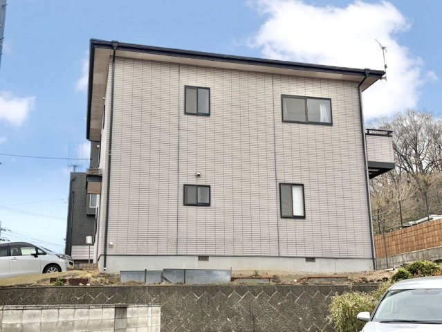 【中古戸建】足利市朝倉町3丁目の外観|■外観｜住宅街の中でも圧迫感が少なく、のびのびとした暮らしが叶う立地となっています。