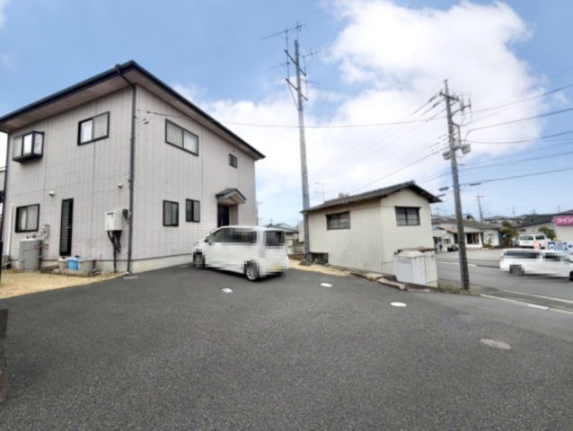 【中古戸建】足利市朝倉町3丁目の外観|■外観｜周囲の見渡しが良く、車の出入りの際も安全確認がしやすいため、小さなお子様がいるご家庭でも安心です。