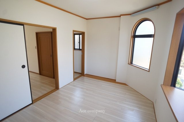【内装】 | 東大阪市荒川3丁目 | 「2階：洋室」リビングに面した出窓付きのお部屋です☆とても明るいお部屋です♪