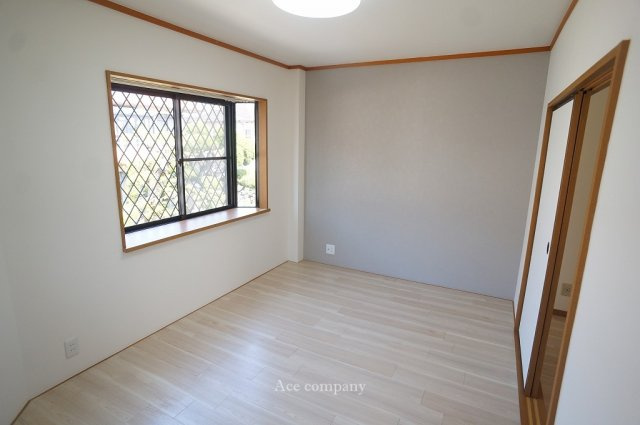 【内装】 | 東大阪市荒川3丁目 | 「2階：洋室」リビングに面した出窓付きのお部屋です☆とても明るいお部屋です♪