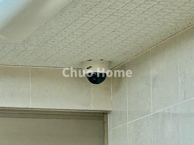 コニファーコート金町エアーレジデンスの防犯設備|【防犯カメラ】何かあった時の大事な証拠になることももちろんなりますが、防犯というくらいですので大事なのは防犯カメラがあることによって抑止力につながることですよね。