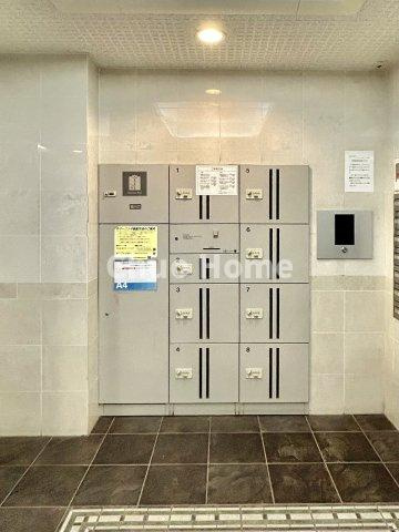 コニファーコート金町エアーレジデンスの設備|【宅配ボックス】在宅時・不在時に関わらず、居住者の代わりに非対面で宅配物を受け取ってくれる便利な設備です。わかりやすくご説明致しますので見学時にはお部屋だけではなく共用部分もぜひチェックしてください。