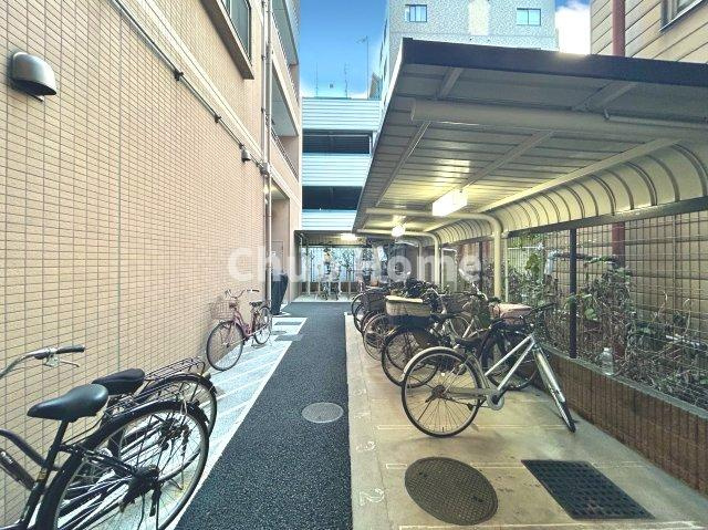 コニファーコート金町エアーレジデンスの駐輪場|【自転車置き場】最新の空き状況や費用などの詳細は担当スタッフまでお問い合わせください。