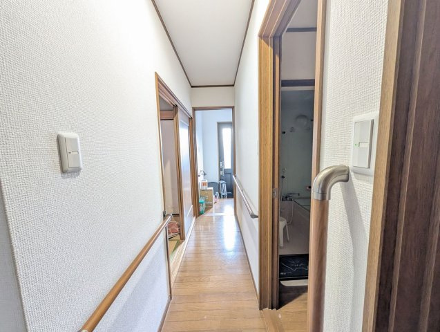 泉大津市東助松町４丁目戸建の内装|1階廊下　手すり付き
