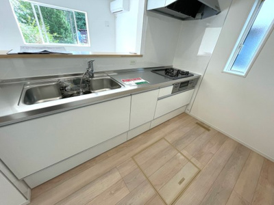 【キッチン】 | 【新築戸建て】由利本荘市薬師堂第11　1号棟 | ※未完成につき同仕様写真
 3口コンロで、一度に複数の料理を並行して作れるので効率的◎