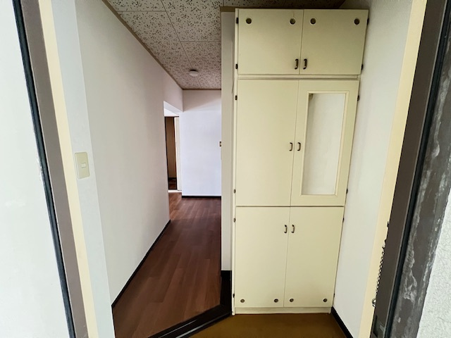 エメラルドマンション三萩野（A-1）の玄関