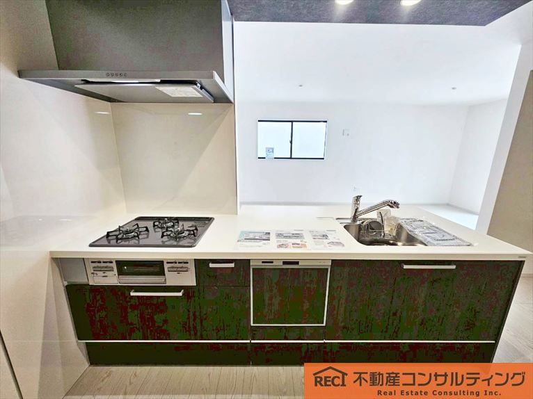 西宮市浜甲子園1丁目　新築戸建　3号棟のキッチン|家事動線がスムーズな1階リビング仕様！