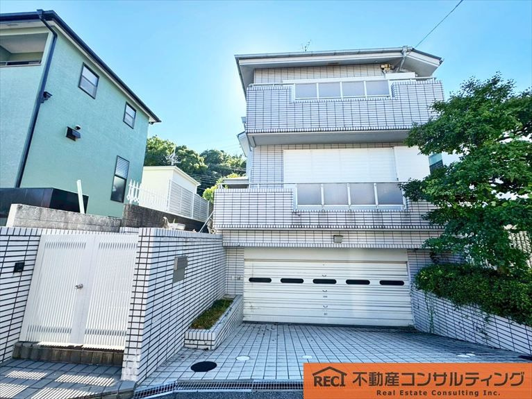 西宮市苦楽園二番町　中古戸建のエントランス