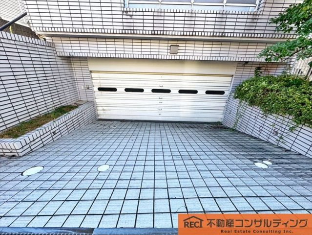 西宮市苦楽園二番町　中古戸建の駐車場