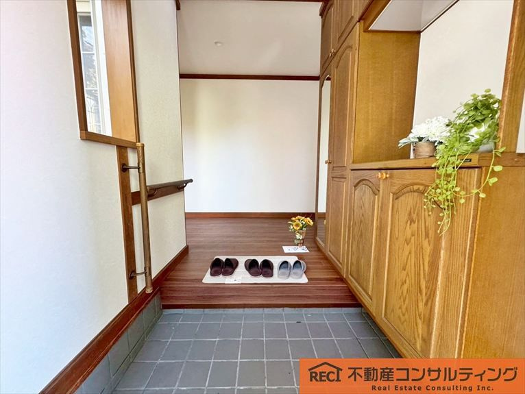 西宮市苦楽園二番町　中古戸建の玄関