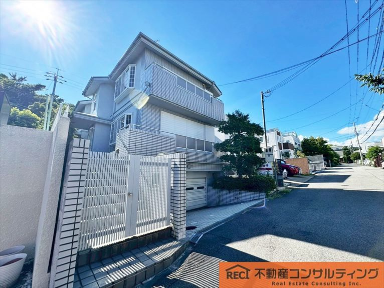 西宮市苦楽園二番町　中古戸建の外観|駐車スペース2台分あります