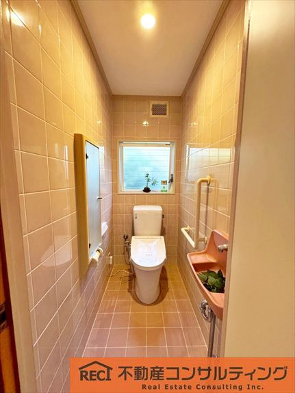 西宮市苦楽園二番町　中古戸建のトイレ