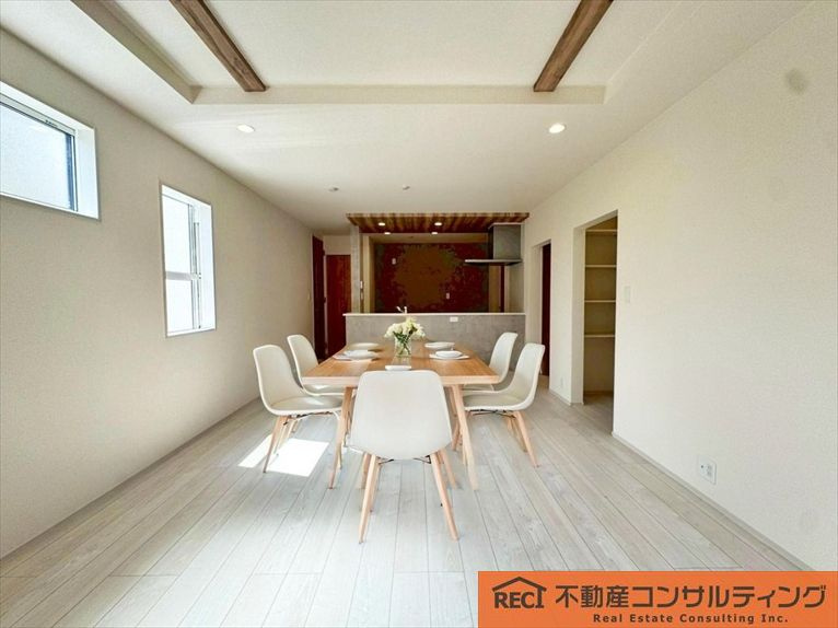 西宮市東鳴尾町2丁目　新築戸建の居間・リビング|小学校も徒歩10分以内で安心の立地