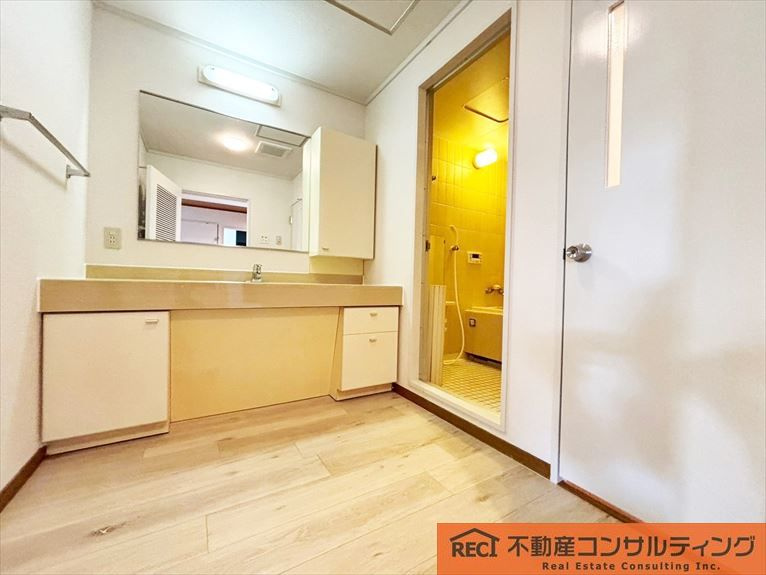 白鷹甲子園マンションの独立洗面台