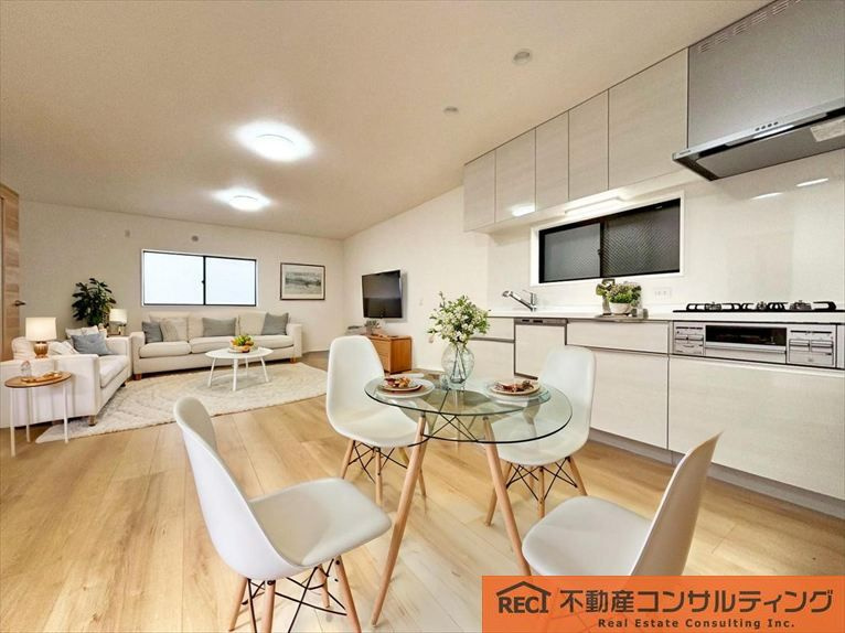 西宮市今津野田町　中古戸建の居間・リビング|電動シャッター車庫付き！