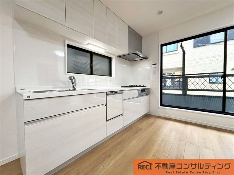 西宮市今津野田町　中古戸建のキッチン|駐車場　幅2300ｍｍ高さ2150ｍｍ