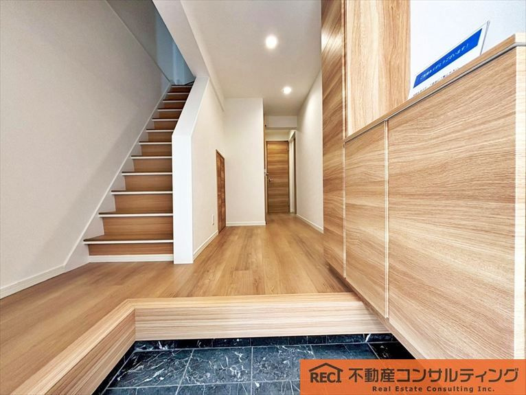 西宮市今津野田町　中古戸建の玄関