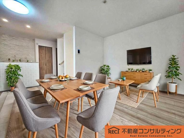 西宮市大社町　新築戸建　B号棟の居間・リビング|前面道路は広々7.8ｍ