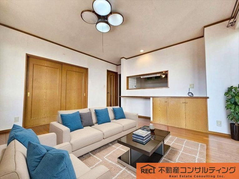 神戸市灘区畑原通1丁目　中古戸建の居間・リビング|駐車スペース1台分あり！