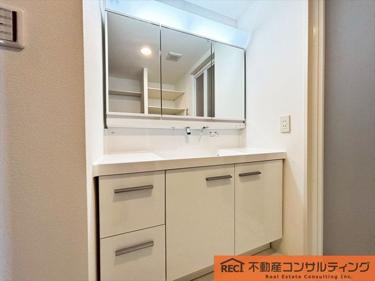 モンセーヌ住吉川公園1番館の独立洗面台