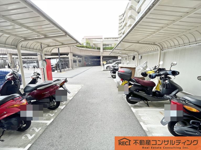 モンセーヌ住吉川公園1番館の駐車場