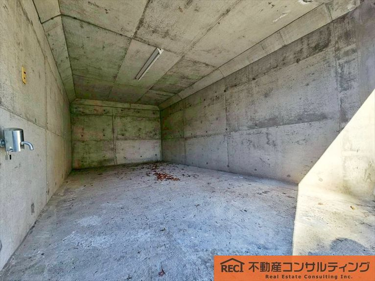 西宮市苦楽園四番町　中古戸建の駐車場