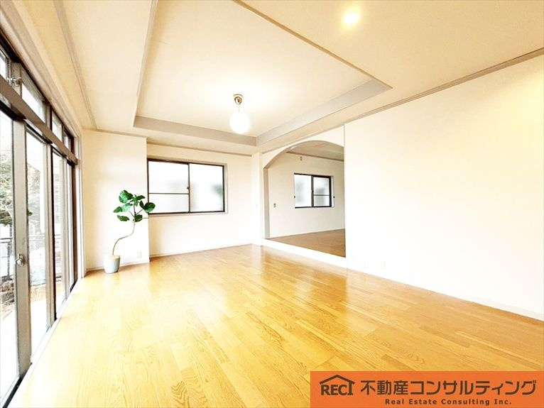 西宮市苦楽園四番町　中古戸建の居間・リビング|約22帖の広々としたLDK